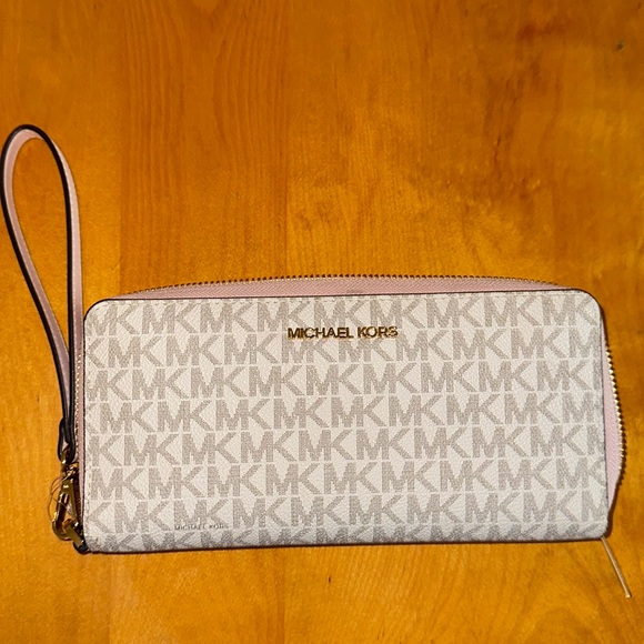 Michael Kors wristlet - Picture 1 of 3